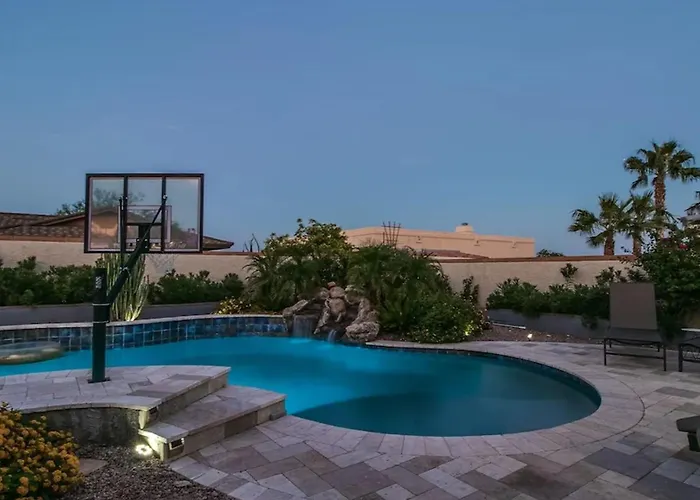 Spectacular Hilltop Wresort Like Backyard