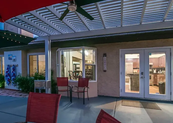 Spectacular Hilltop Wresort Like Backyard
