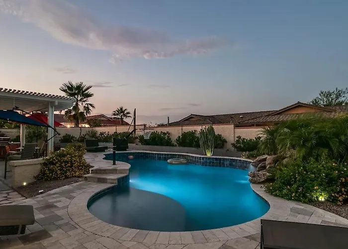Spectacular Hilltop Wresort Like Backyard Holiday home *