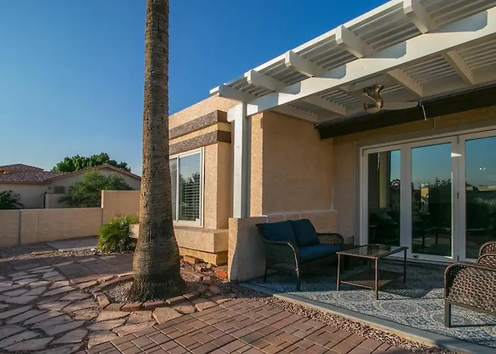 Spectacular Hilltop Wresort Like Backyard Holiday home