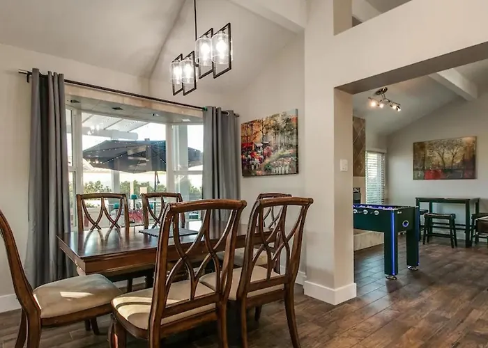 Spectacular Hilltop Wresort Like Backyard