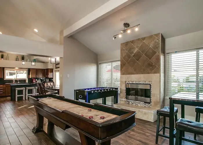 Spectacular Hilltop Wresort Like Backyard *