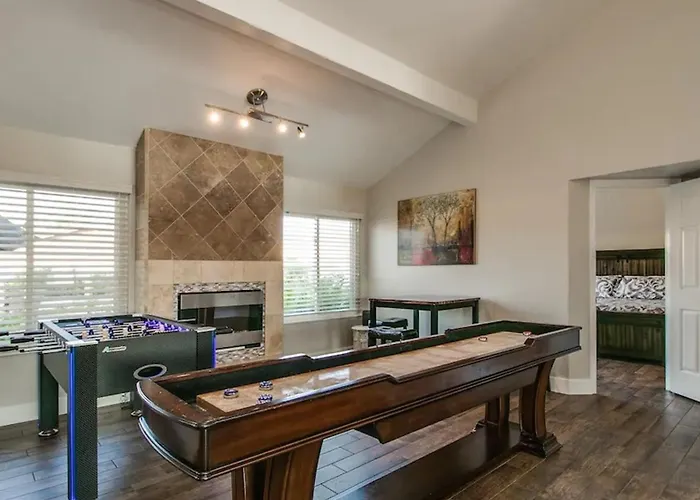 Spectacular Hilltop Wresort Like Backyard
