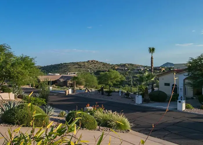 Spectacular Hilltop Wresort Like Backyard *