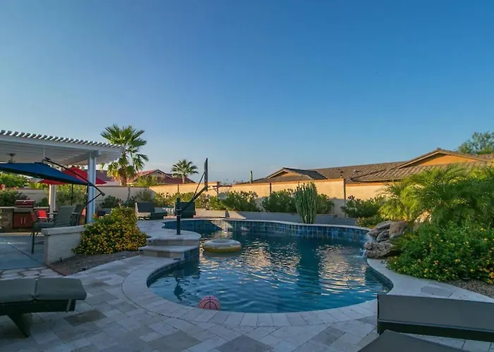 Spectacular Hilltop Wresort Like Backyard Holiday home