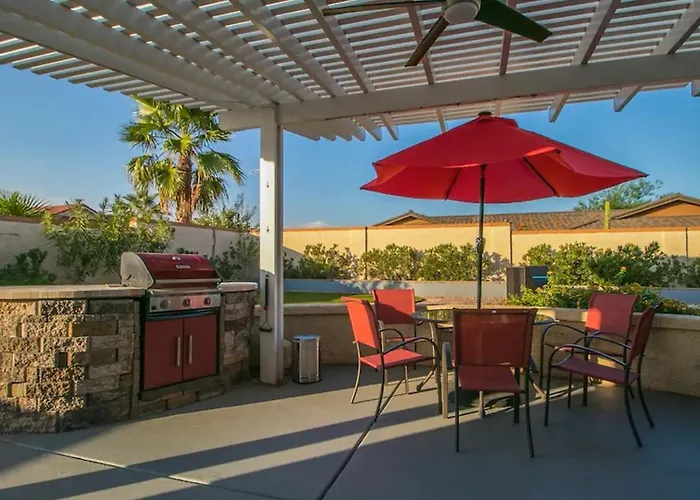 Spectacular Hilltop Wresort Like Backyard *