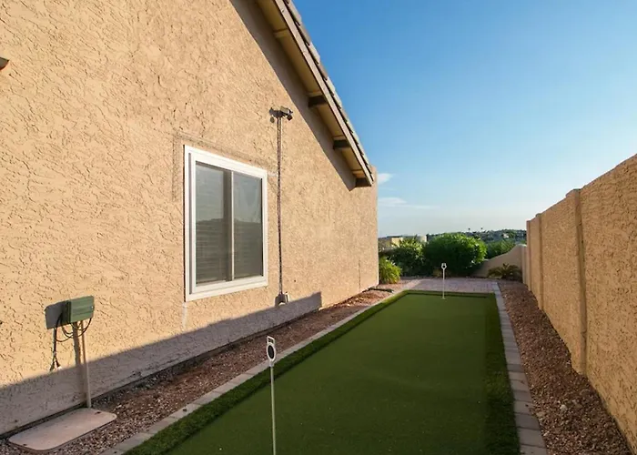 Spectacular Hilltop Wresort Like Backyard