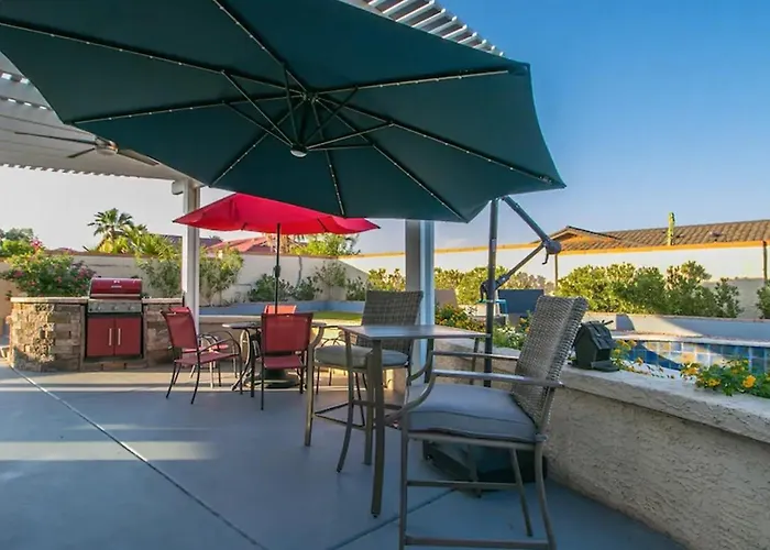 Spectacular Hilltop Wresort Like Backyard Holiday home