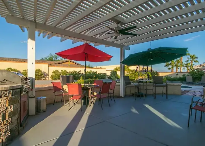 Spectacular Hilltop Wresort Like Backyard